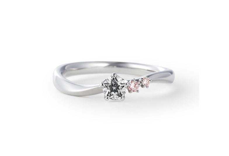 【福井市】婚約指輪、二つの星が浮かび上がるダイヤモンド「ウィッシュアポンアスター」って？