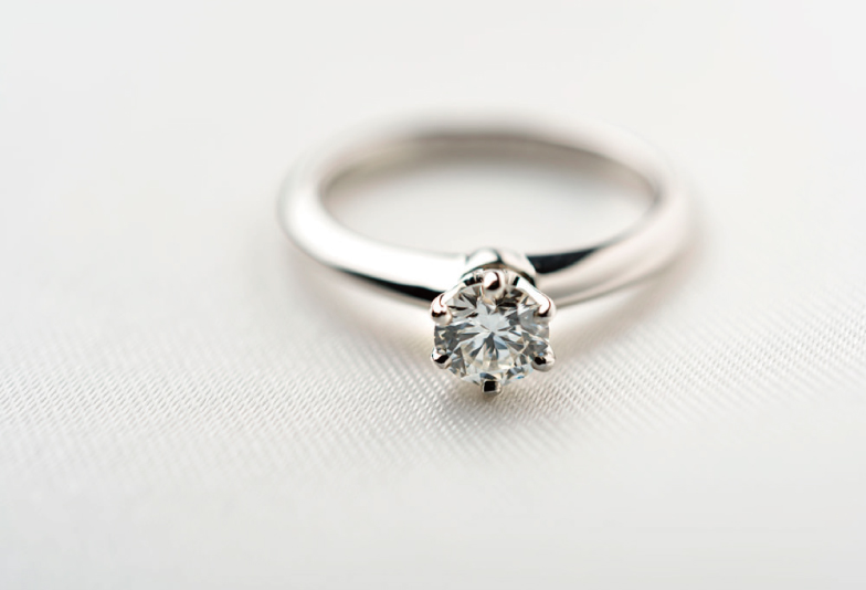 彼女に伝えるプロポーズ。浜松市で探す安くて高品質な婚約指輪を選べるお店
