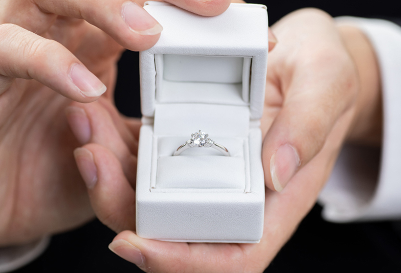 【沖縄県】サプライズの婚約指輪には人気デザインがおすすめ！僕のプロポーズ体験談
