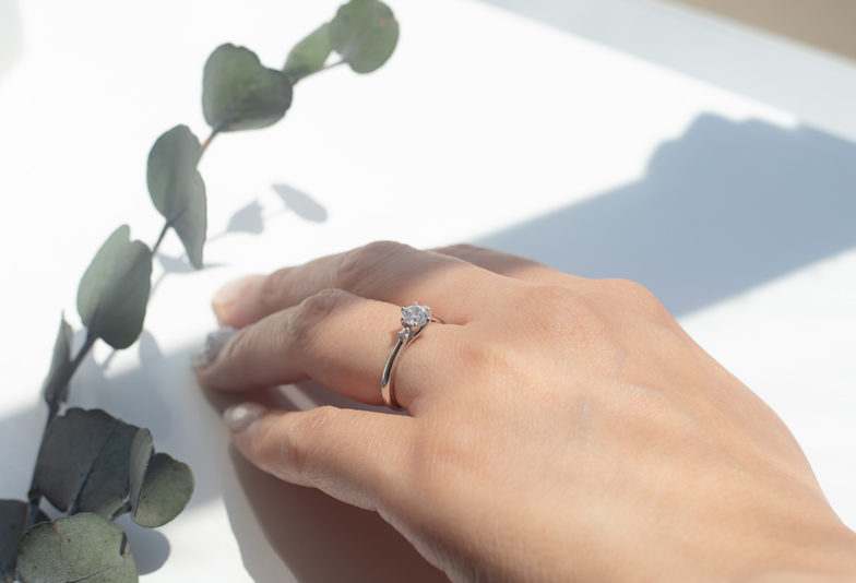 沖縄県 細い指と太い指で似合う婚約指輪のデザインが違うって本当 Jewelry Story ジュエリーストーリー ブライダル情報 婚約指輪 結婚指輪 結婚式場情報サイト