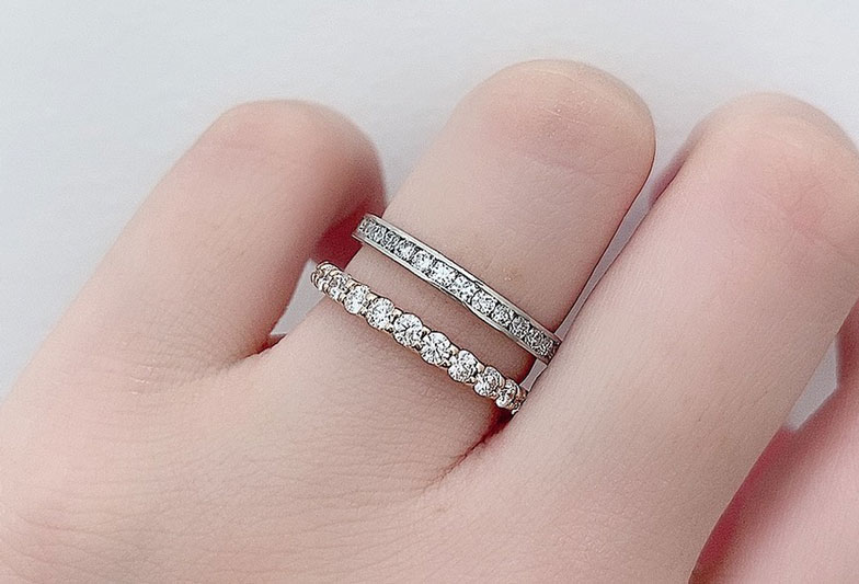 【浜松市】結婚指輪との重ね着けはエタニティリングで決まり！手がきれいに見える組み合わせとは
