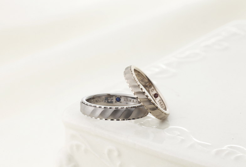 ホワイティッシュグレーゴールドの結婚指輪