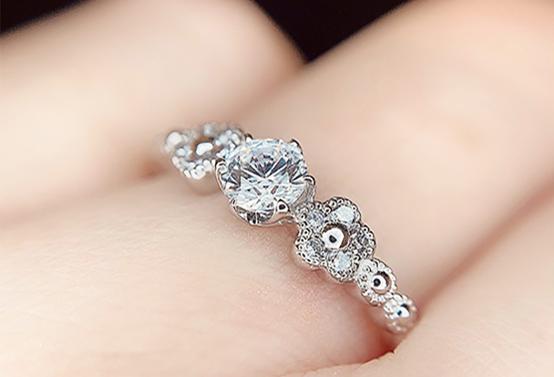 プリマポルタのお花モチーフの可愛い婚約指輪