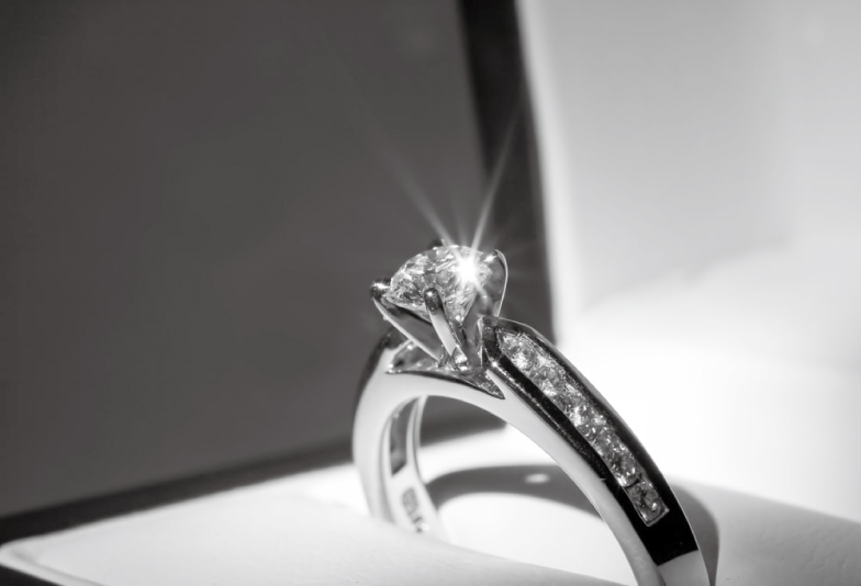 豪華な婚約指輪