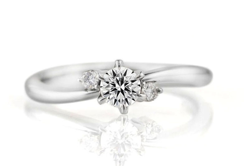 指が美しく見えるプラチナの婚約指輪