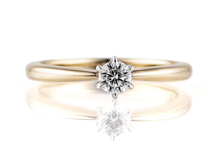 プレミアムホワイトゴールドのソリティアタイプの婚約指輪