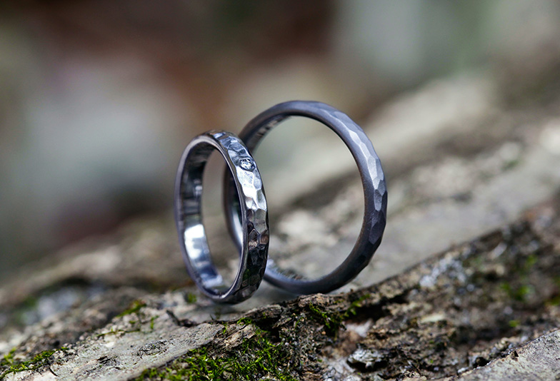 浜松市 黒い結婚指輪って知ってる 人と差がつくかっこいい結婚指輪はタンタルで決まり Jewelry Story ジュエリーストーリー ブライダル情報 婚約指輪 結婚指輪 結婚式場情報サイト