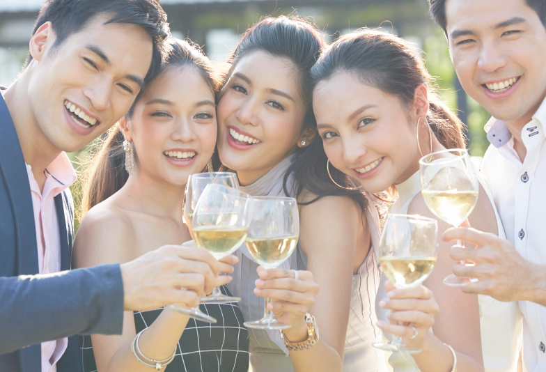 婚約指輪を着けるシーン結婚式
