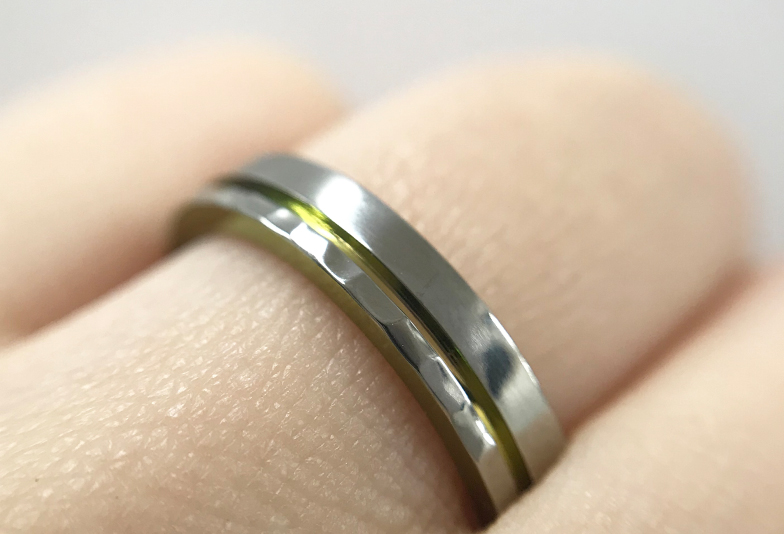 ソラの水平線をイメージした結婚指輪。