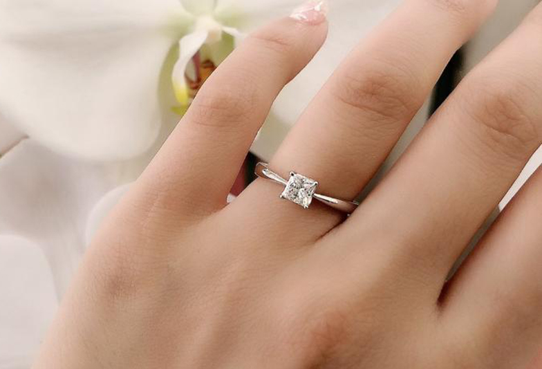 プリンセスカットの婚約指輪