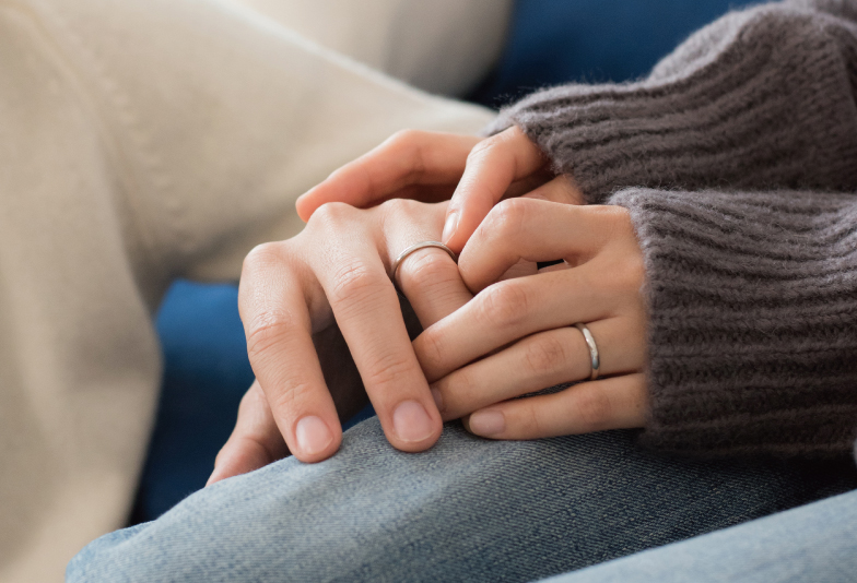 飯田市 婚約指輪や結婚指輪はなぜ左手の薬指につけるの Jewelry Story ジュエリーストーリー ブライダル情報 婚約指輪 結婚指輪 結婚式場情報サイト