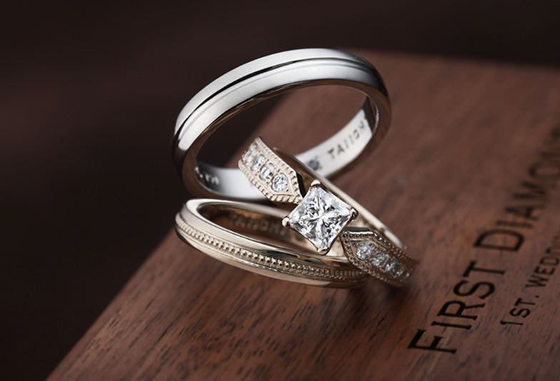 プリンセスカットのアンティーク婚約指輪結婚指輪