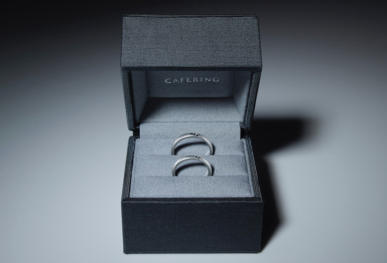 【福山市】ふたりが主役！男性も輝けるブラックダイヤモンドを使用したCAFERINGの結婚指輪