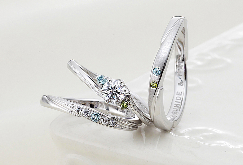 アップルグリーンとアイスブルーの婚約指輪と結婚指輪