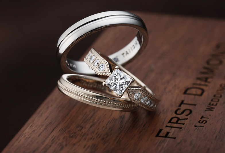 プリンセスカットでクラシカルな婚約指輪