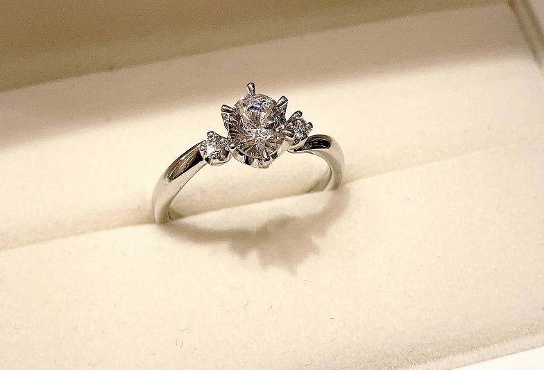 【京都市】知っておきたいプロポーズの婚約指輪選びで0.4ct～0.5ctダイヤモンドの魅力を紹介