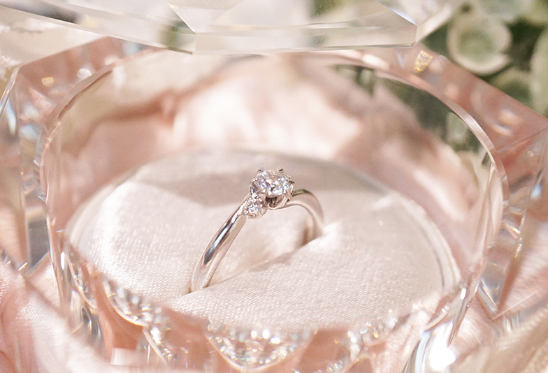 【浜松市】シンプルデザインの婚約指輪が人気のワケ。彼女が喜ぶ婚約指輪の選び方
