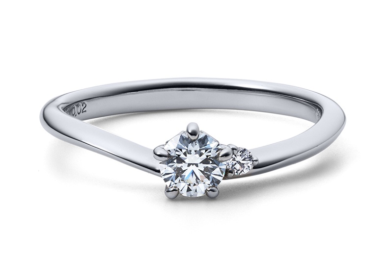柔らかなウェーブラインにふたりが寄り添うような星のダイヤモンドが素敵な婚約指輪