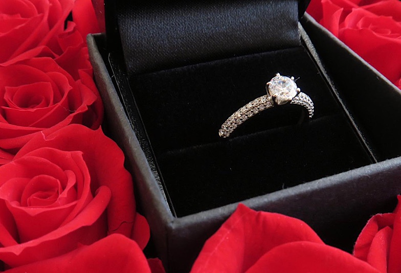 【那覇市】クリスマスプロポーズを考え中！婚約指輪を選ぶポイントって？