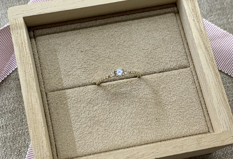 【京都市】女性に大人気の細身でアンティークな「ユカホウジョウ」の婚約指輪をご紹介！