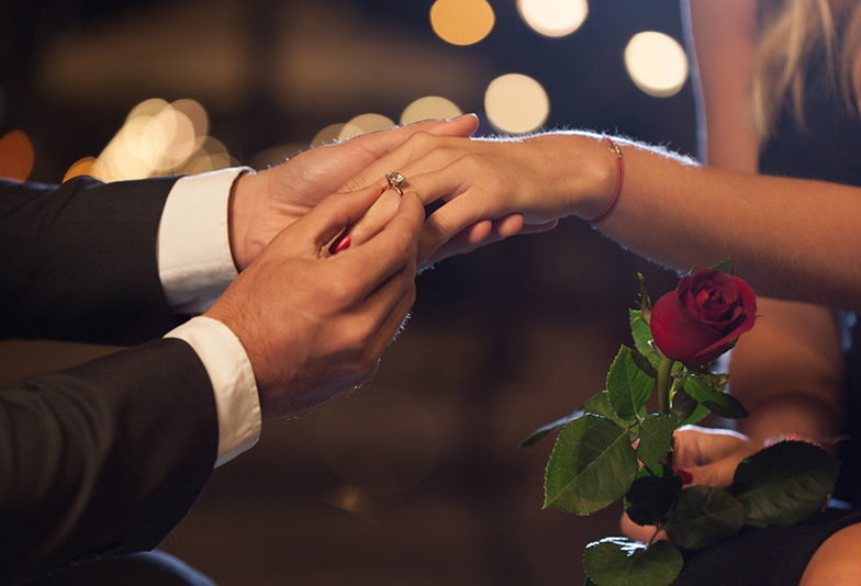 プロポーズは婚約指輪と花束どちらがおすすめ？女性が満足する方法とは