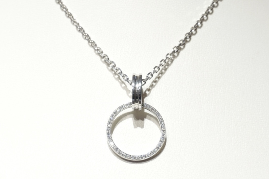 側面にダイヤモンドがセッティングされた結婚指輪をリングコネクターに着けたイメージ