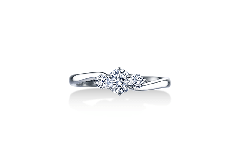 ロイヤル・アッシャー・ダイヤモンドの婚約指輪「ERA680」
