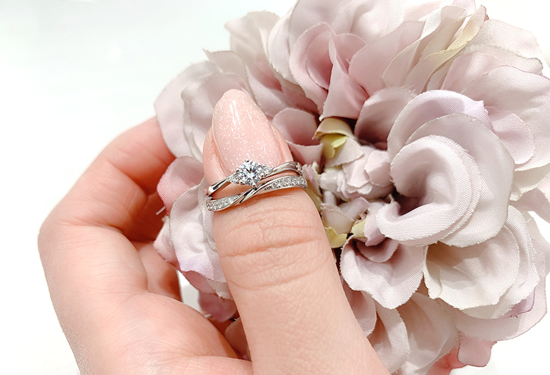 【浜松市】婚約指輪と結婚指輪の重ね着けの組み合わせはどう選ぶ？おすすめの方法とは