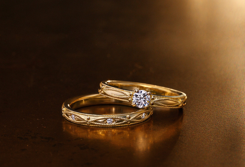 【浜松市】ゴールドの婚約指輪で自分らしさを演出！ダイヤモンドがより白く輝くのも魅力。