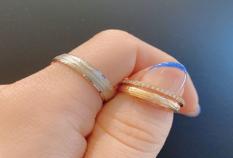 シンプルな結婚指輪と婚約指輪重ね着け