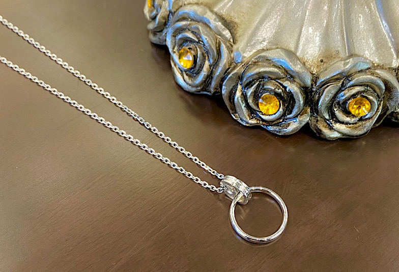 リングコネクターをつけた結婚指輪