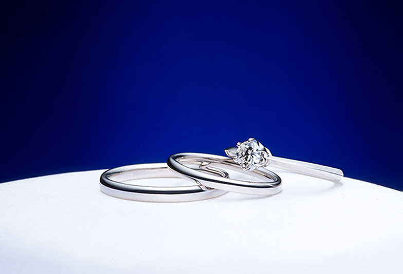 シンプルな婚約指輪、結婚指輪