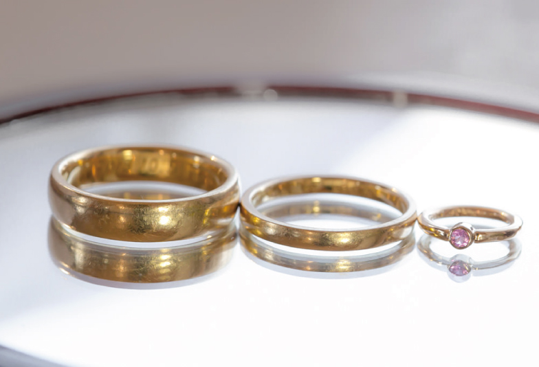 ゴールドの婚約指輪、結婚指輪
