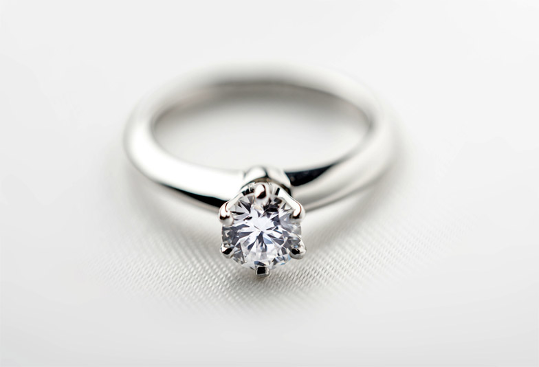 【浜松市】プロポーズの時に婚約指輪はあった方がいい？一緒に買う？