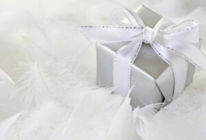 【浜松市】結婚記念日のプレゼント何を贈る？選び方のポイントとは。