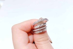 【浜松市】お洒落女子に人気上昇中　四角いカットのダイヤモンドを使用した結婚指輪
