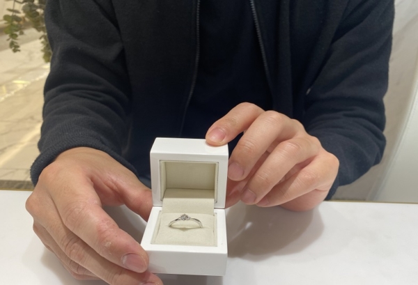 【京都・烏丸】サイズが分からない！という男性様も安心！プロポーズの後に選べる婚約指輪プランをご紹介！