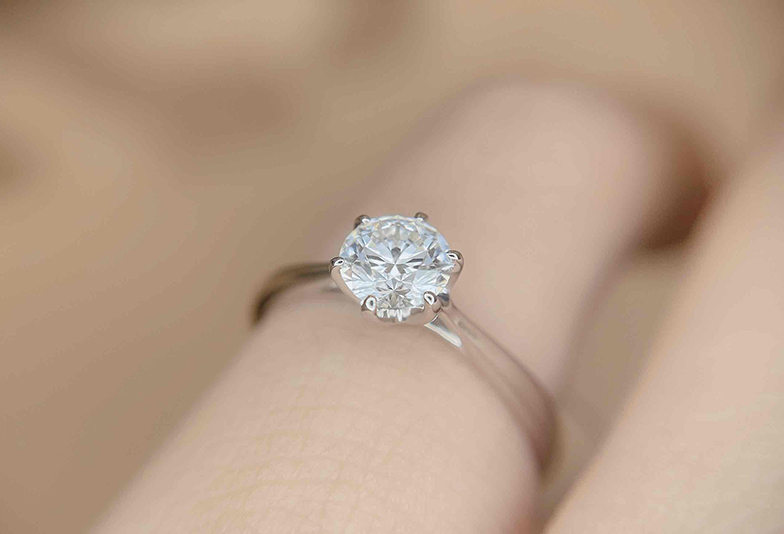 【浜松市】婚約指輪のダイヤモンドは何にこだわればいい？オススメな選び方をご紹介！