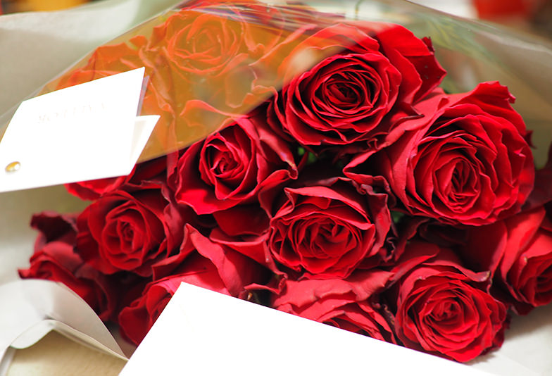 【静岡】プロポーズされるなら「1本のバラの花」と「たくさんのバラの花」どちらが嬉しい？