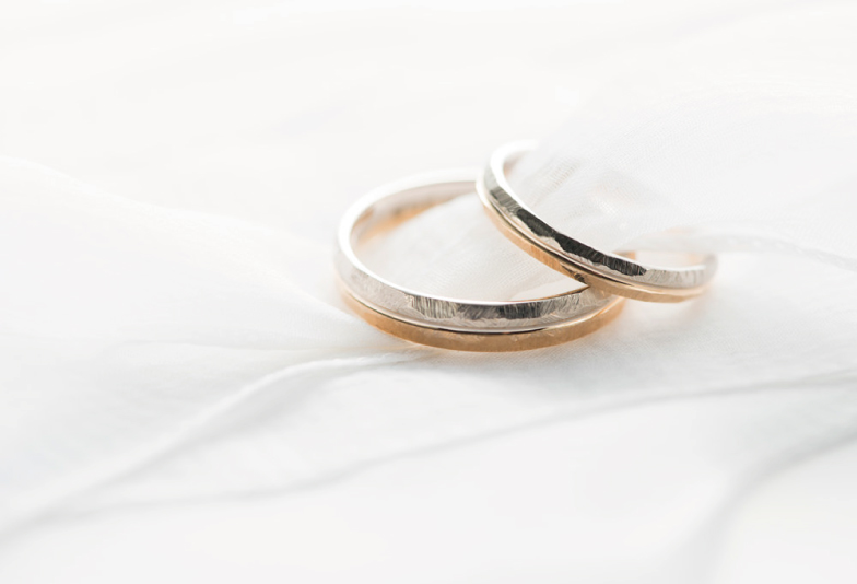 【浜松市】槌目ゴールドの結婚指輪の人気の秘密！手作り感あるリングとは