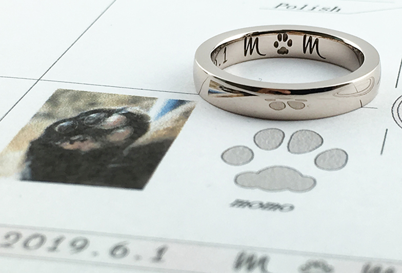 【静岡遺骨リング】内側に愛犬の肉球を入れた結婚指輪が5年後、遺骨を入れたメモリアルジュエリーに