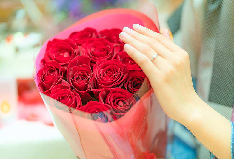【富山市サプライズプロポーズ】プロポーズは婚約指輪とバラの花束で！成功させるための秘策とは？