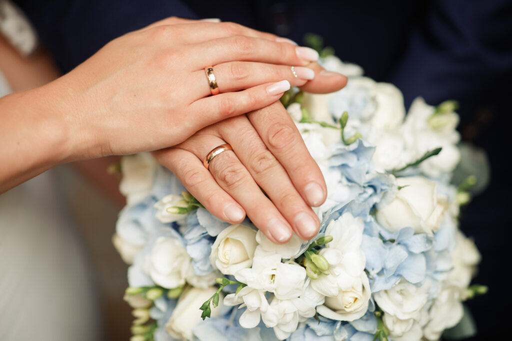 後悔しない結婚指輪選びのポイント！シンプルなストレートリングが人気の理由とは？