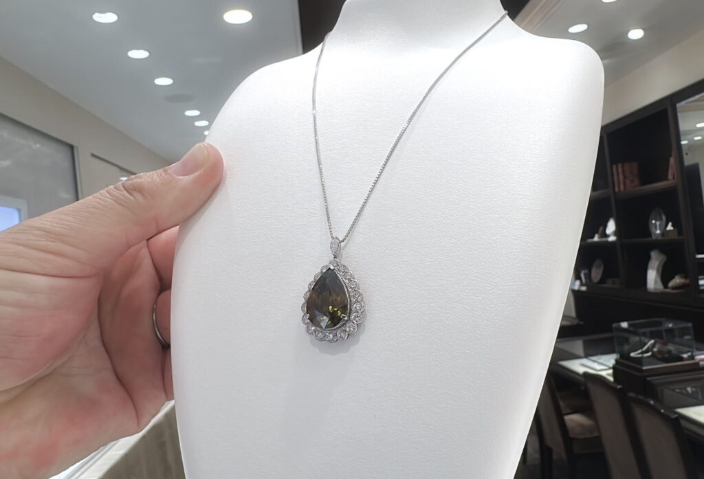 【静岡】虹を閉じ込めた宝石：スフェーンの比類なき魅力に迫る