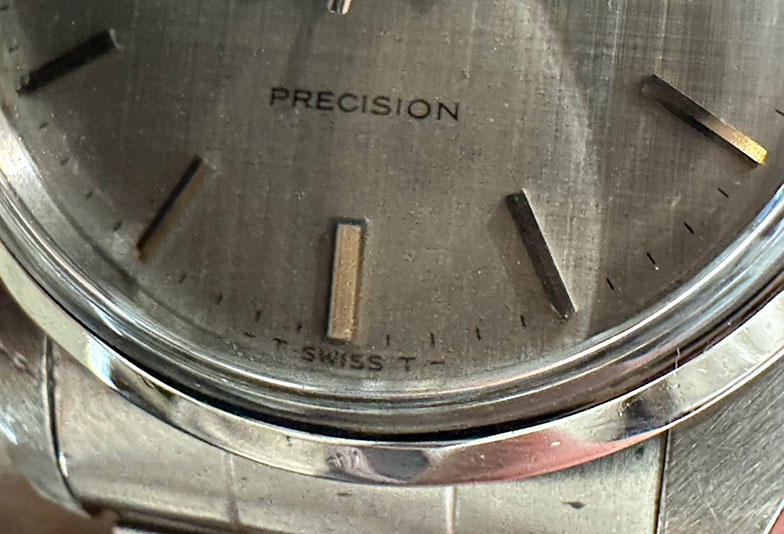 ヴィンテージウォッチの文字盤の最下部、6時位置付近にひっそりと刻まれた**「T SWISS T」**という文字
