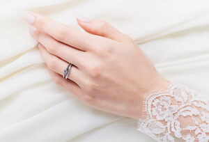 【福島市】アイプリモで人気のウェーブデザイン結婚指輪｜美しく見せるおすすめリング特集
